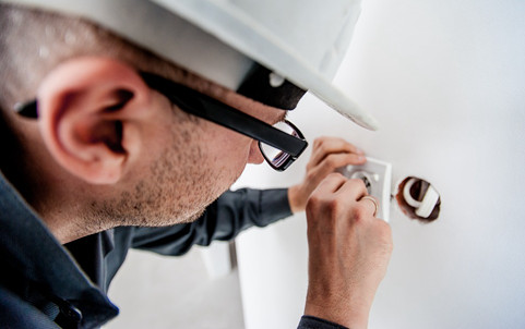 正在施工的装修工人 正在施工的装修工人