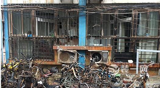 郑州一小区充电桩电线似“飞线” 导致发生多次火灾 郑州一小区充电桩电线似“飞线” 导致发生多次火灾