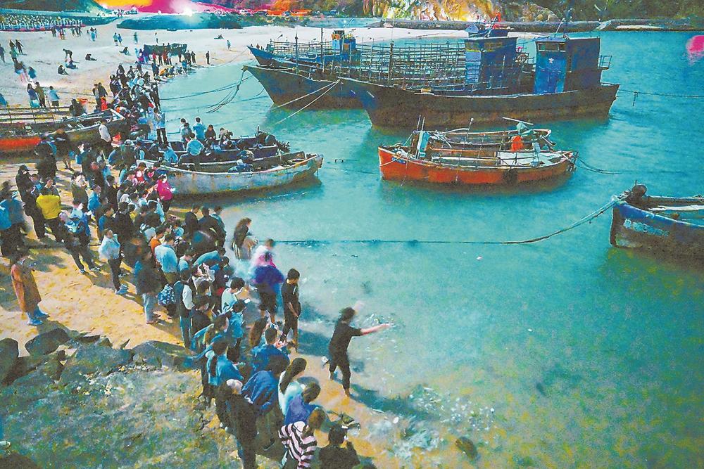 “蓝眼泪”频频出圈 平潭观“泪”迎客来