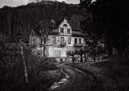 背后靠着山坡的别墅
