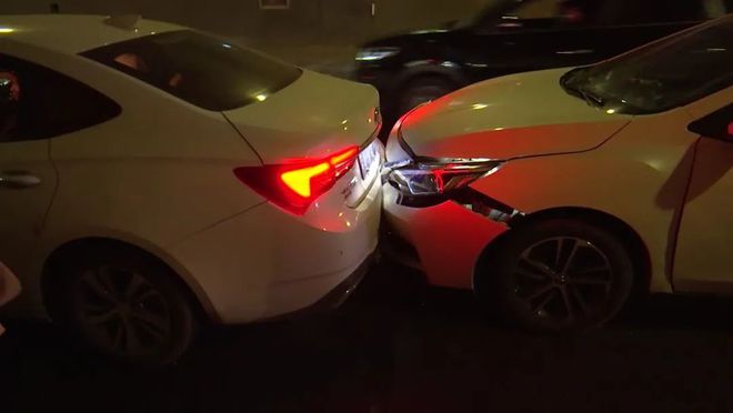 路口追尾三轮车怎么办_追尾三轮车对方走了怎么办_三轮追尾轿车