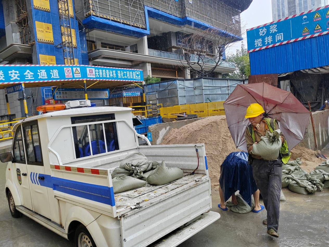 台江上海街道：不忘初心党旗红  防汛一线显担当