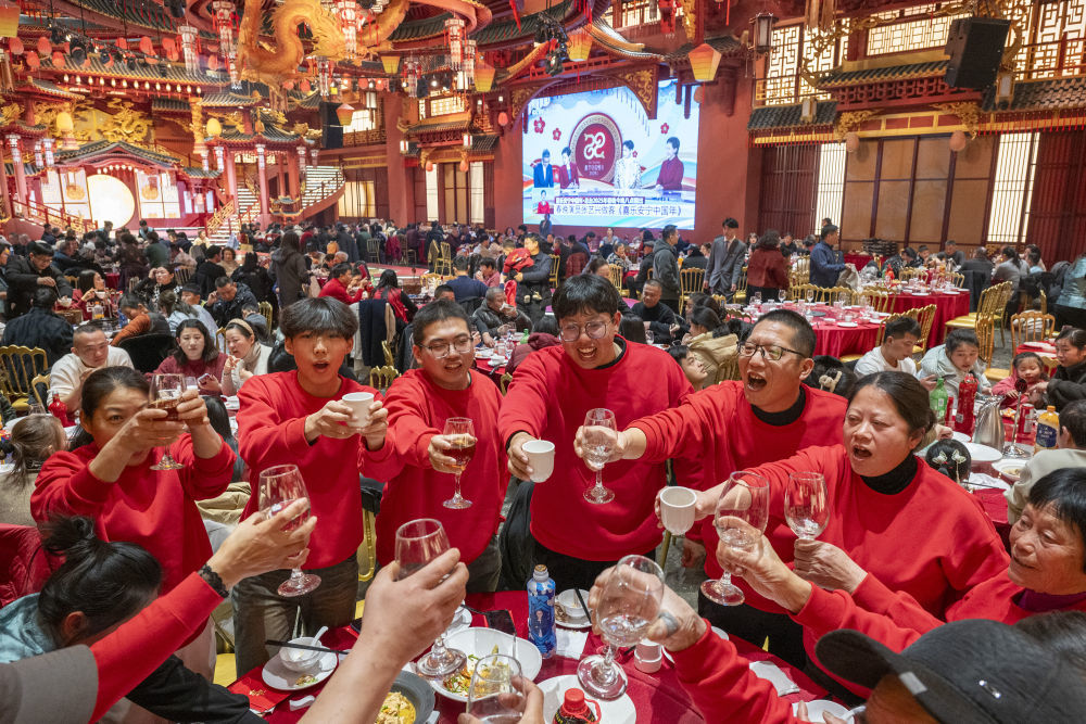 1月28日，人们在安徽省芜湖市繁昌区一家酒店内享用团圆饭。新华社发（肖本祥摄）