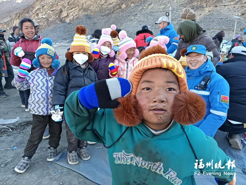 福建蓝豹和蓝天救援队员驰援西藏震区 雪域高原见证“闽藏情”