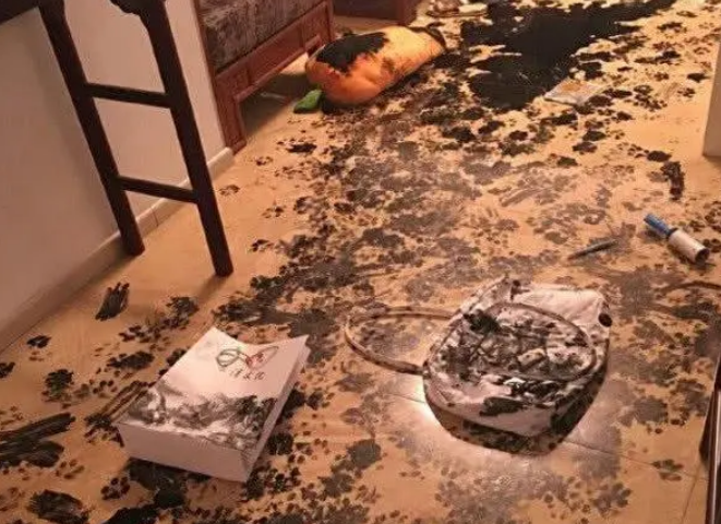 有文化的哈士奇，把家里变成水墨画，主人：“今晚狗全宴”