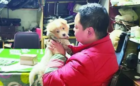 从小智力残疾，她开小卖部养活自己，还收养了流浪狗