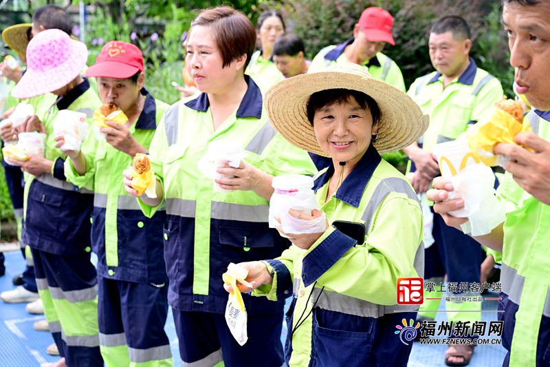 “爱心茶摊”线下活动已送出11万余瓶“爱心水”