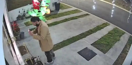 网友发现一男子在自家门前不停拍照，以为是小偷决定报警，结果...误会大了！