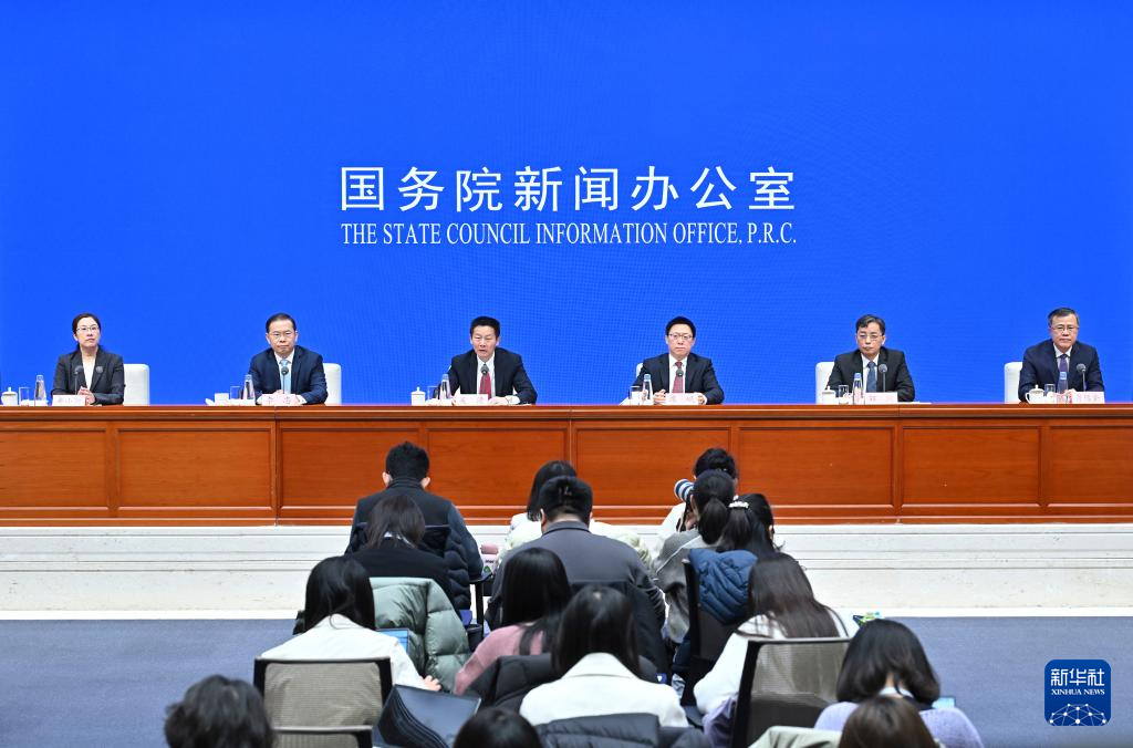 1月23日，国务院新闻办公室在北京举行新闻发布会，中国证监会主席吴清和财政部副部长廖岷、人力资源和社会保障部副部长李忠、中国人民银行党委委员邹澜、金融监管总局副局长肖远企介绍大力推动中长期资金入市，促进资本市场高质量发展有关情况，并答记者问。新华社记者 李鑫 摄