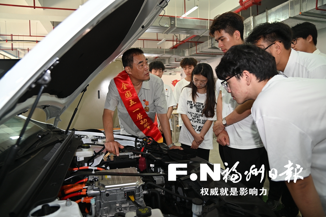 福州劳模工匠进校园传职业技能讲励志故事