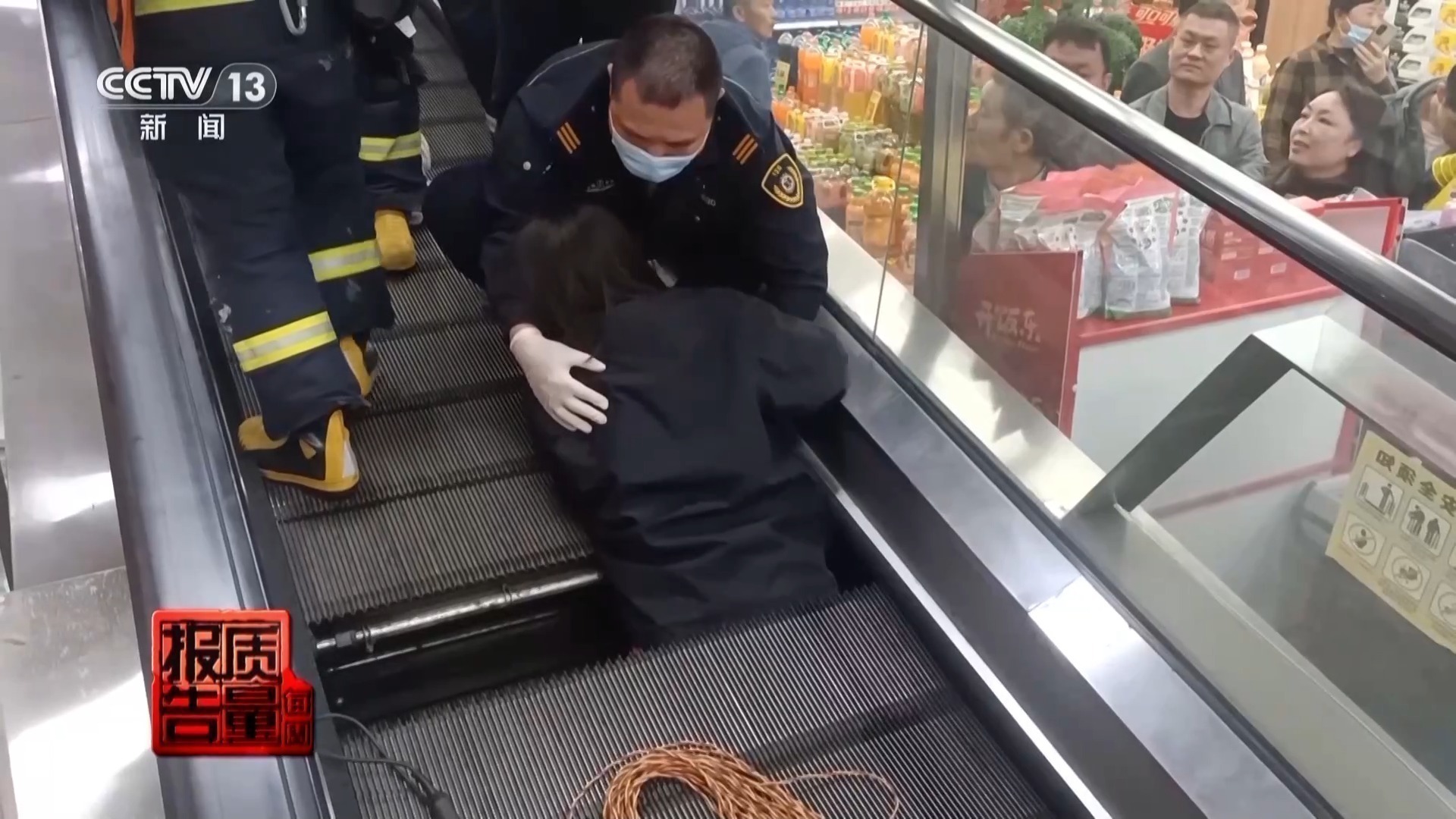 电梯维保市场乱象：两人维保，一人竟是“纸片人”