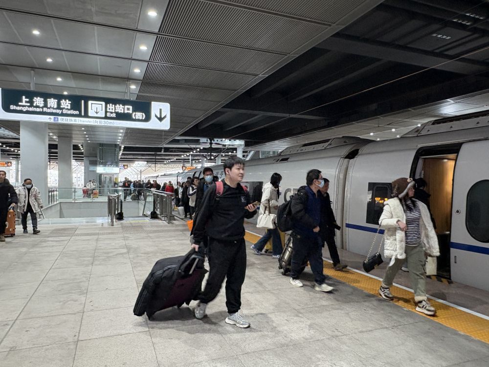 1月25日，旅客在铁路上海南站的站台上准备乘车。新华社记者 王辰阳 摄