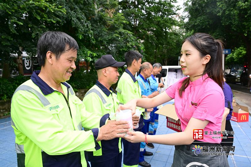 “爱心茶摊”线下活动已送出11万余瓶“爱心水”