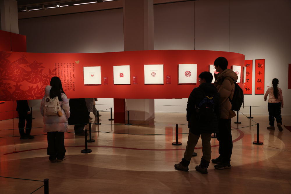 观众在中国美术馆参观。（中国美术馆供图）