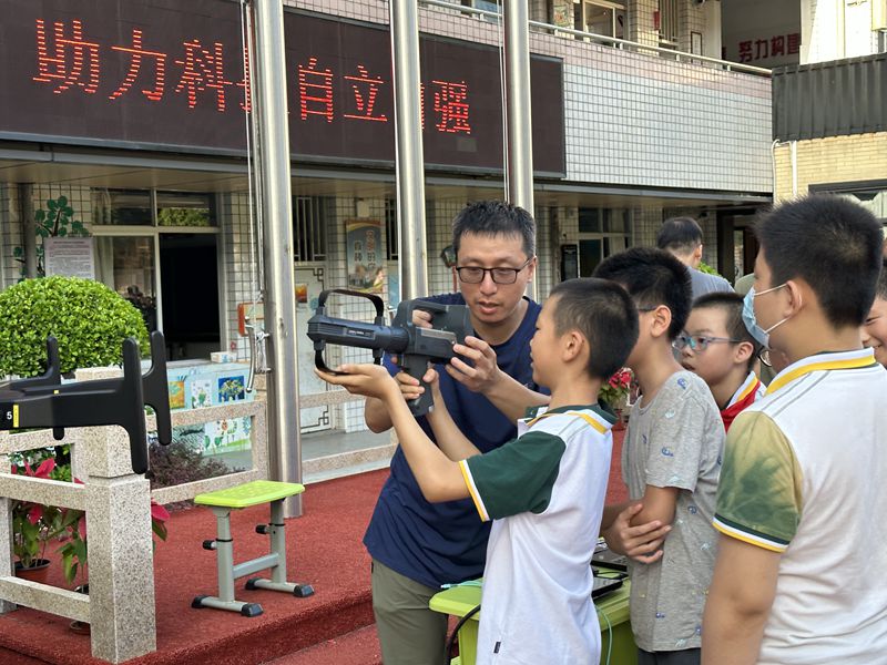 鼓东街道开展全国科普日宣传暨无线电知识进校园活动