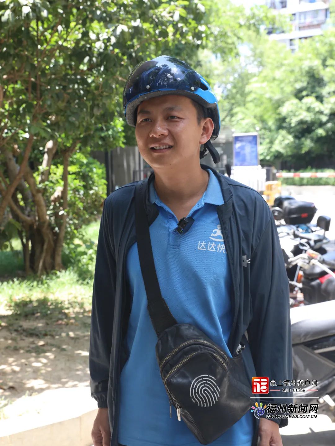 福州“蓝衣小哥”找到了！他说：被雨淋过，就想为人撑把伞