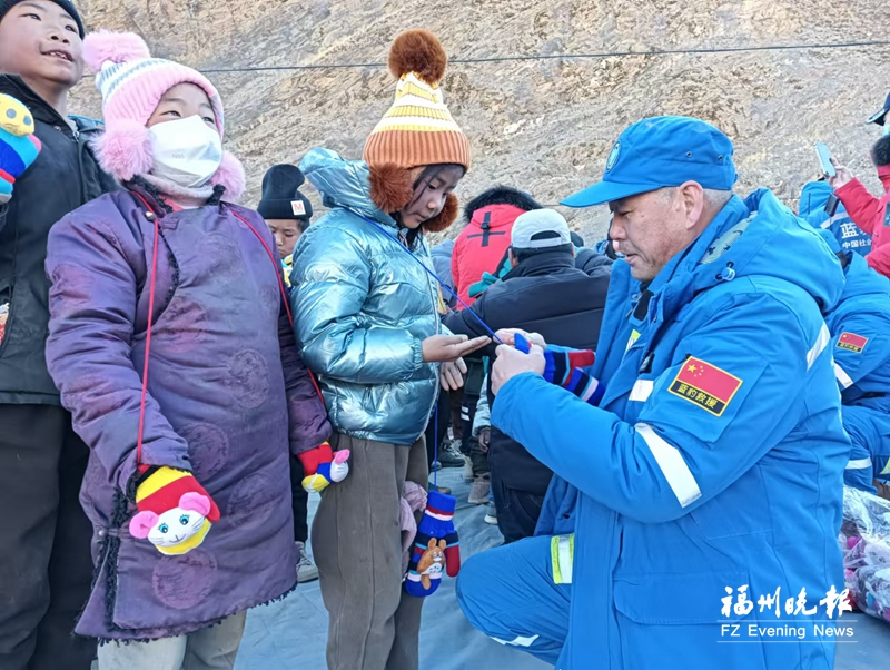 福建蓝豹和蓝天救援队员驰援西藏震区 雪域高原见证“闽藏情”