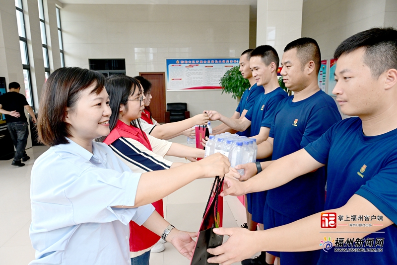 “爱心茶摊”致敬福州消防员
