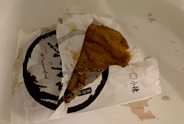 要上厕所就先把鸡排关起来，猫咪看到后很不满，铲屎官：该怎么跟猫解释他们不能吃鸡排？