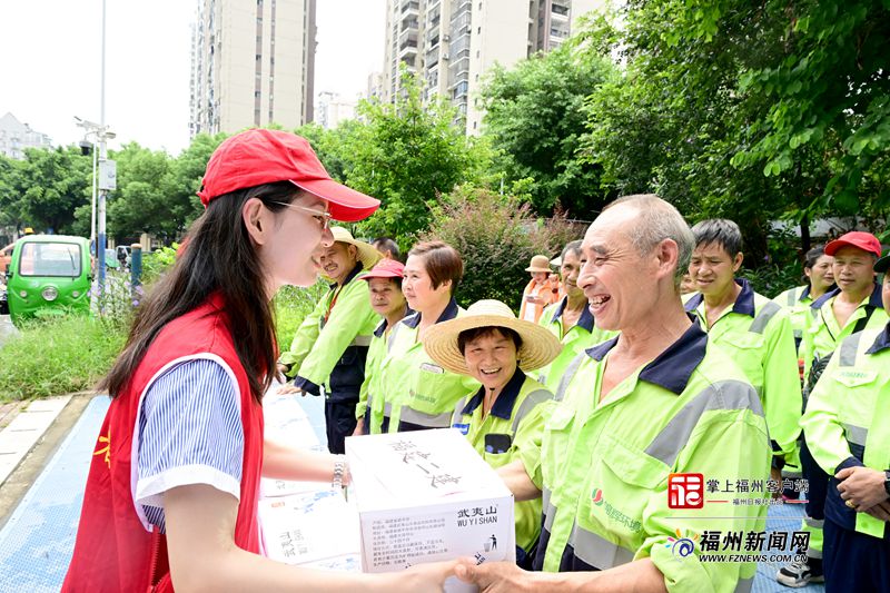 “爱心茶摊”线下活动已送出11万余瓶“爱心水”
