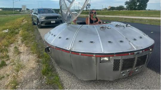 美国警察拦下“UFO”网友：“外星人已经登陆”