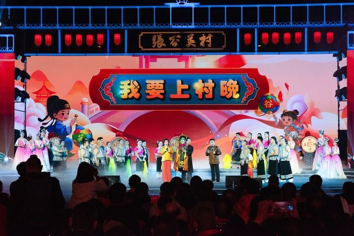 2025年1月22日，全国春节“村晚”主场活动在湖南省岳阳市岳阳县张谷英村举办。新华社发