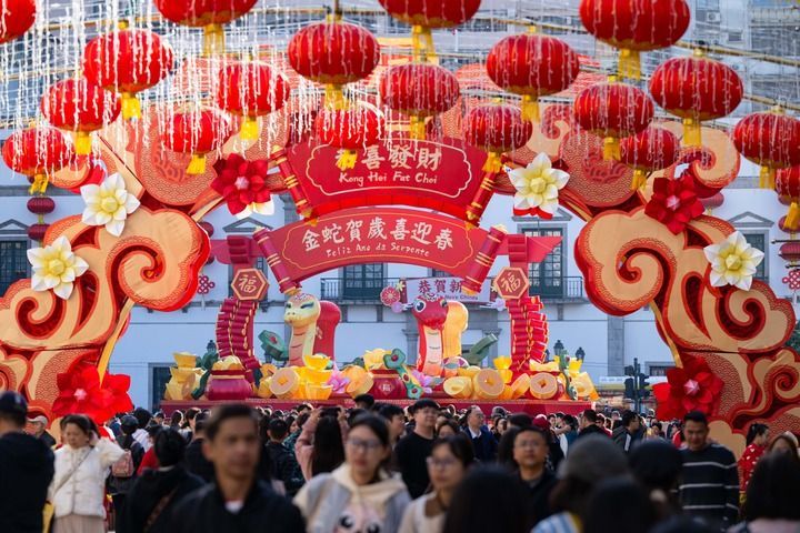 2025年1月30日，游客在澳门议事亭前地游玩。新华社发（张金加摄）
