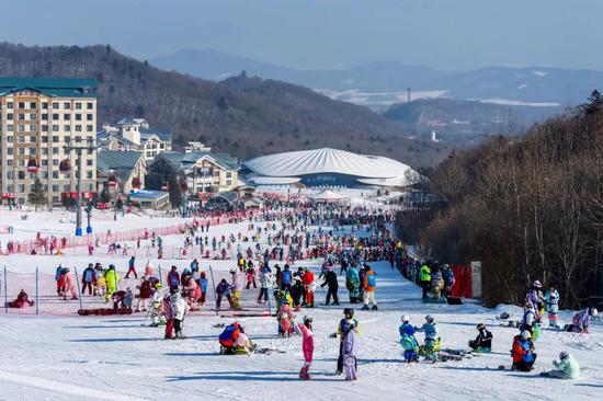 △1月23日，黑龙江省尚志市亚布力滑雪场，游客在雪道上驰骋。中新社发 池世永 摄