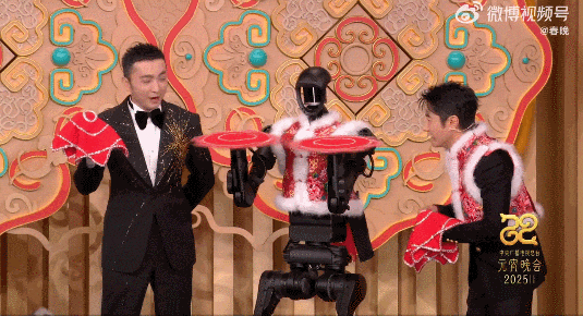热搜爆了！元宵晚会上哪吒打人敖丙劝架？撒贝宁穿上花马甲，挽着春晚机器人出场