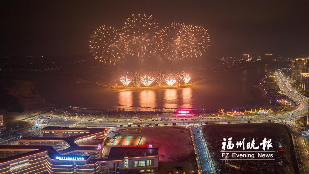 星空为幕江水为景 福清元宵大型焰火秀震撼上演