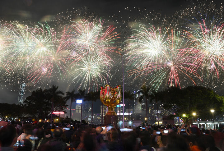 2025年1月30日，烟花在香港维多利亚港上空绽放，欢庆新春佳节。新华社记者 陈铎 摄