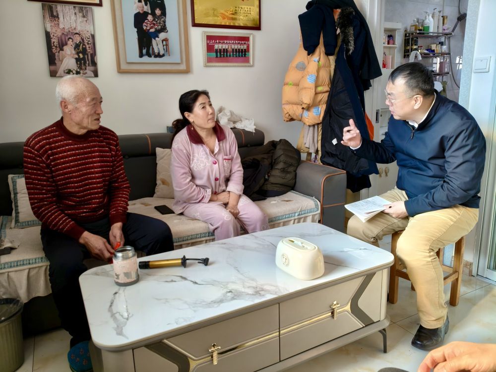 在临江市四道沟镇坡口村村民房玉凤家中，新华社记者翟伟（右一）了解改厕情况（2025年1月22日摄）。新华社记者 薛钦峰 摄