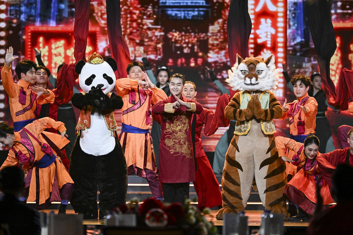 2025年1月25日，演员在马来西亚吉隆坡进行武术表演。2025年“欢乐春节”全球启动仪式暨“欢乐春节 五洲同欢”演出当晚在马来西亚吉隆坡举行。新华社记者 程一恒 摄