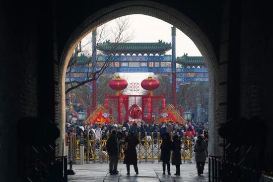 1月30日，北京前门大街游人如织。中新社记者 张炜 摄