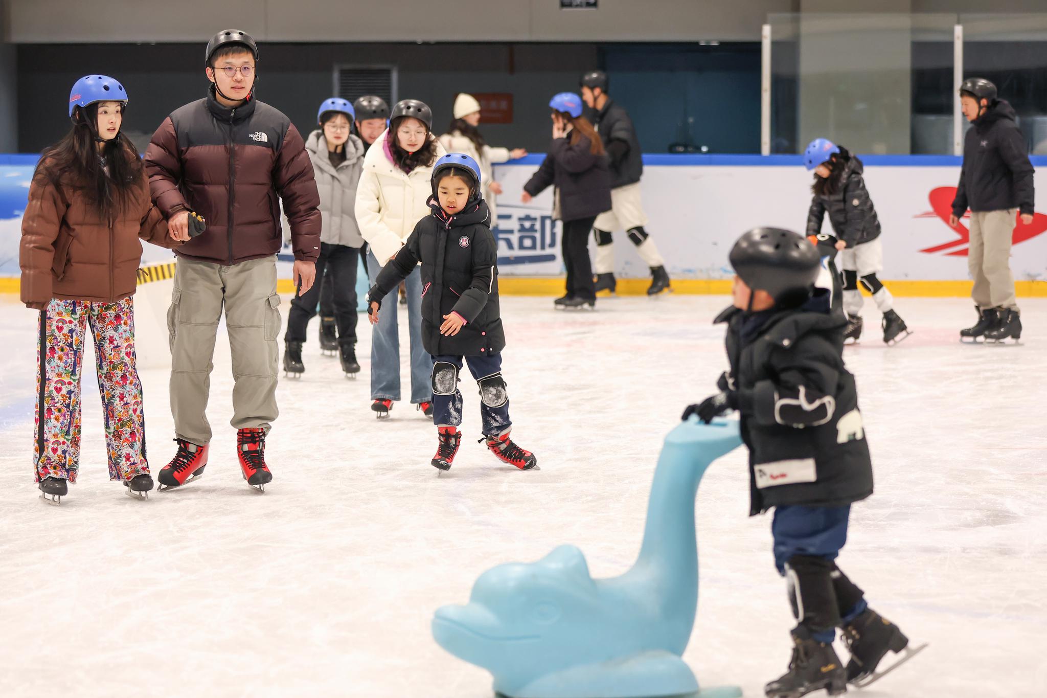 2月9日，江苏南京，年轻人在奥体中心滑冰场感受冰雪运动的独特魅力。中新社记者 泱波 摄