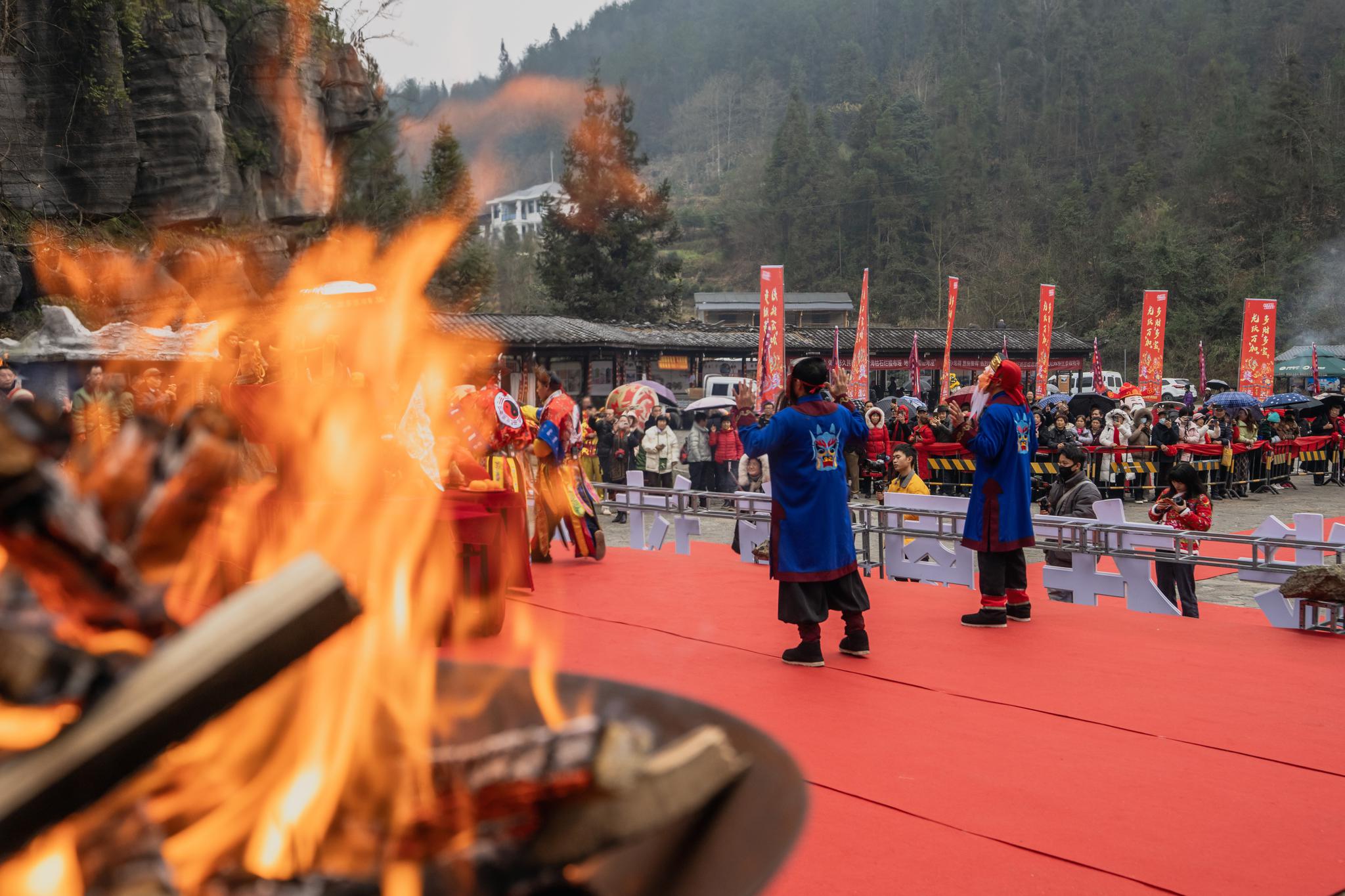 土家梯玛(祭司)在湖北恩施梭布垭石林景区土家庙会上举行祭祀仪式。(资料图)中新社发 文林 摄