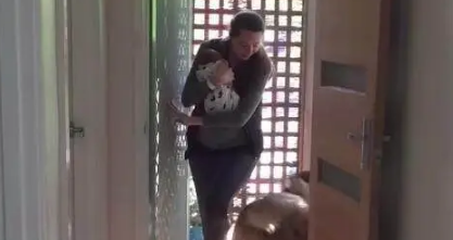 两只狼犬守门口迎接刚出院的妈妈，第一次见到宝宝的反应令人暖哭