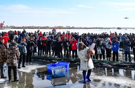 内蒙古土默特左旗：冷水鱼热经济 哈素海冬捕开网