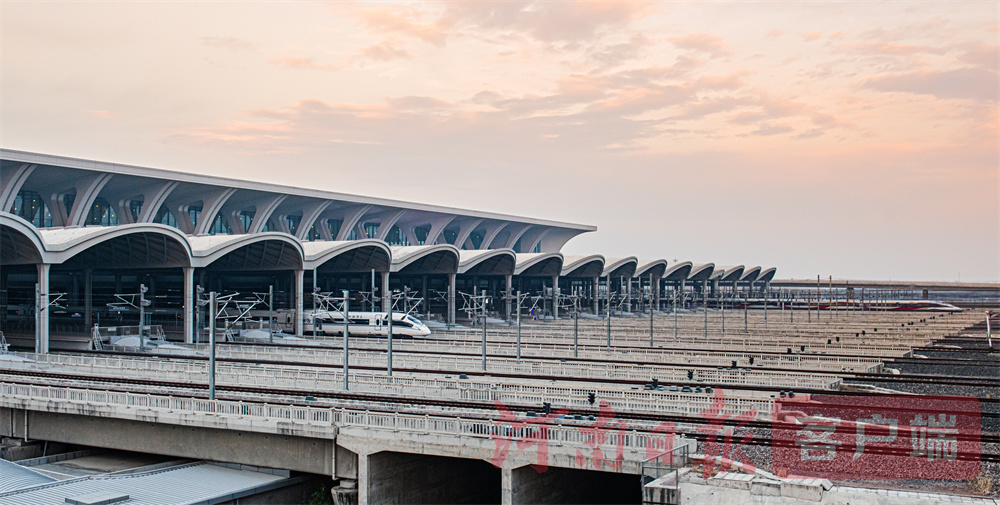 大气磅礴的高铁郑州航空港站.jpg