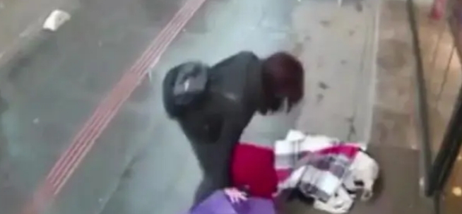 伞坏了都不舍得扔，却把围巾送给流浪犬，善良永远都是无价