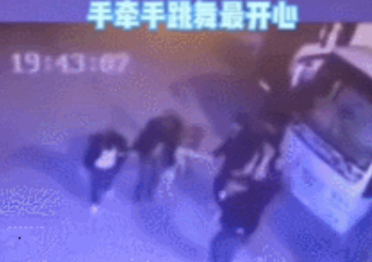 老爸喝醉酒强行把陌生狗拐回家，狗：我当时害怕极了
