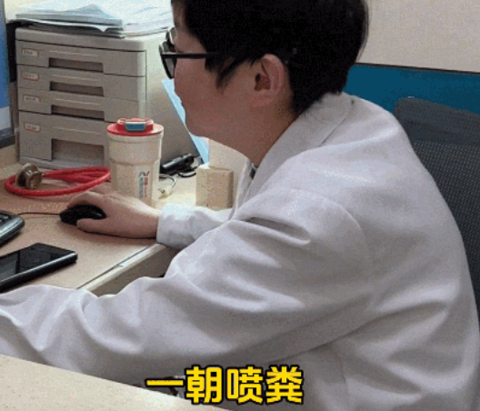 狗狗窜稀喷了医生一身粑粑？医生：好宝宝，还知道躲开主人喷！