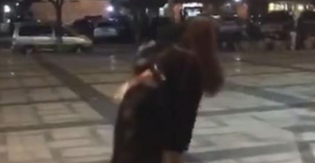 地上太湿，主人直接上手扛，路人纷纷捂嘴笑，狗：我不要面子啊？