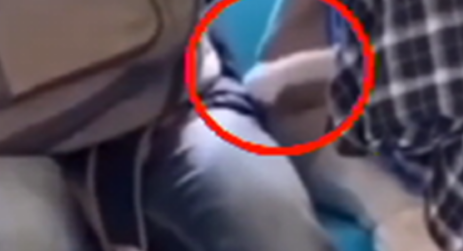 网友等车的时候，看到一只撩小哥哥的猫手：男孩子出门要保护自己 