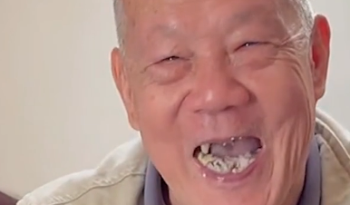 广东一爷爷饭桌上表面赶猫，暗地小动作却让网友破防：童心未泯！