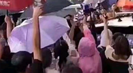 安徽蚌埠一女子遛狗时，因狗未拴绳，辱骂引众怒！