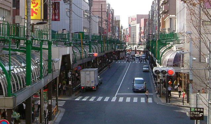自家秋田咬别家柯基屁股，8旬大爷当街干架，10拳打断狗主人前牙