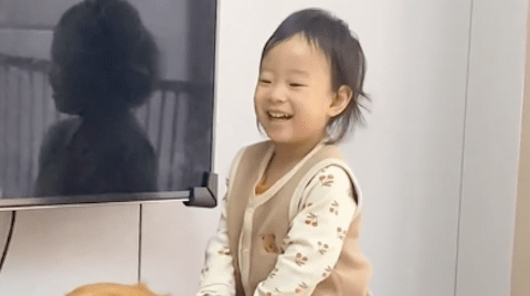 女儿骑在金毛的身上，它虽然不情愿也没有坐下来，真是懂事啊