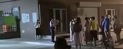 狗吓到小孩，狗主人却让小孩给狗道歉，狗比人金贵？