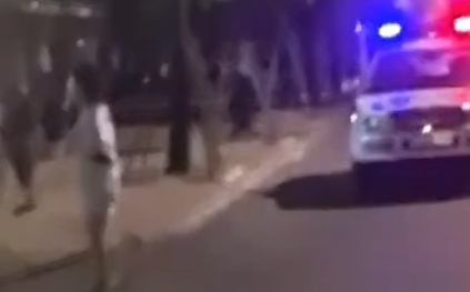安徽一女子遛狗不拴绳吓到小孩，反要求孩子道歉：影响我遛狗了